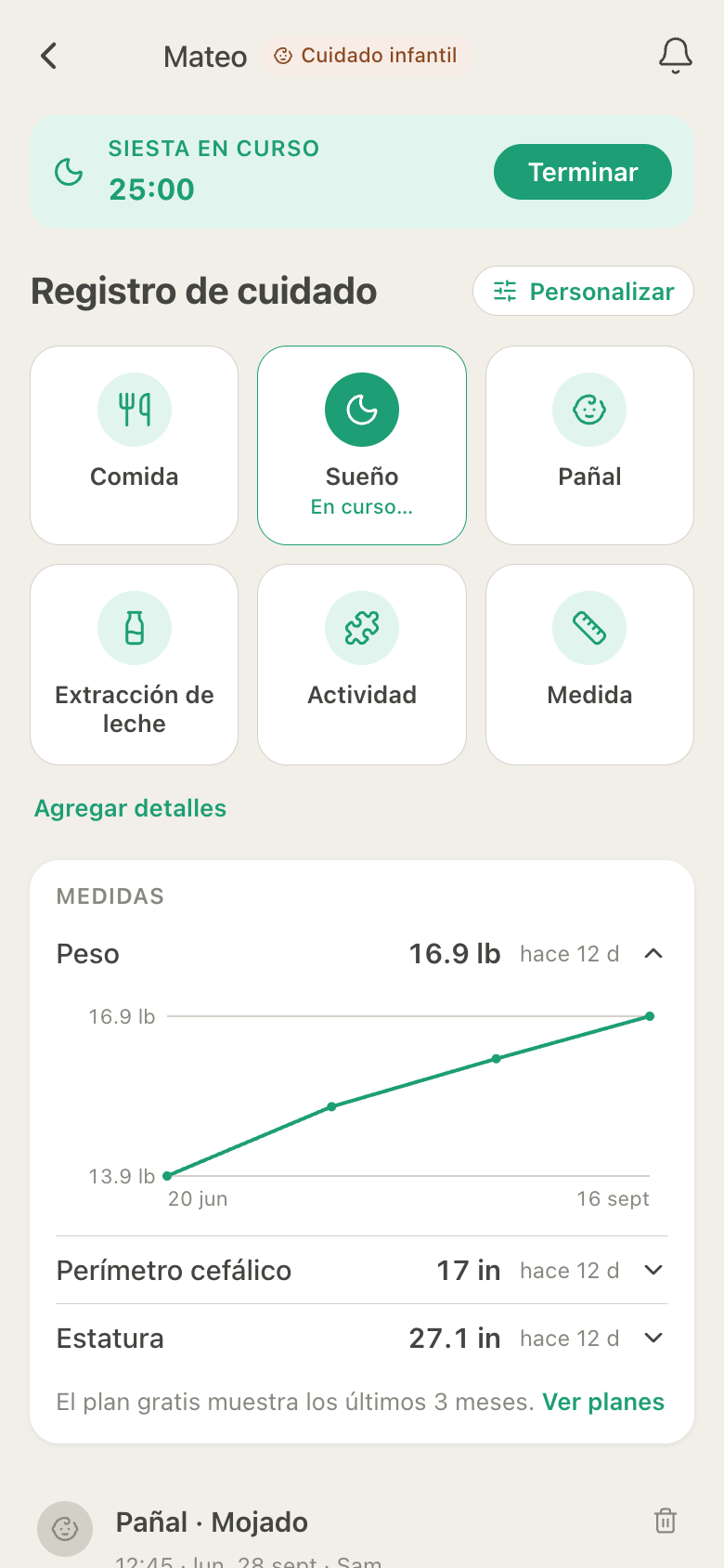 Registro de cuidado de HuddleCare para Mateo con la gráfica de peso abierta: de 13.9 lb en junio a 16.9 lb en septiembre, más perímetro cefálico y estatura